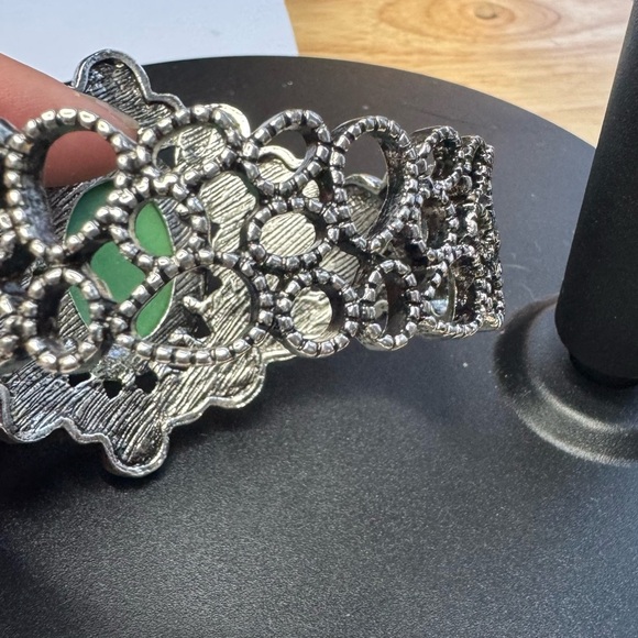 Cameo, Green Howlite Bangle Bracelet in Silvertone (7.0 In) 26.00 ctw - Picture 3 of 7